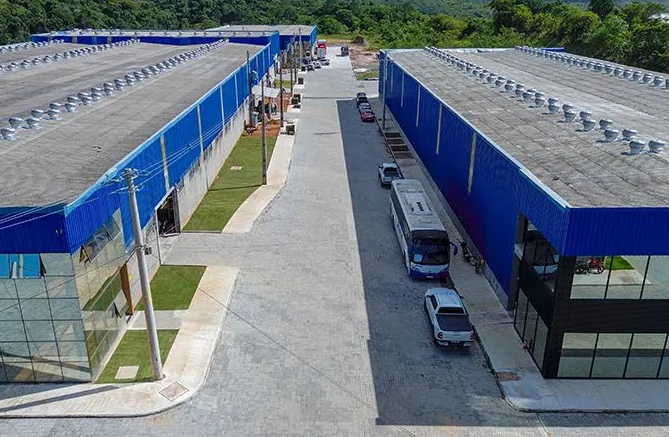 Vista aérea dos dois galpões da fábrica do Grupo Líder em Águas Claras, Salvador