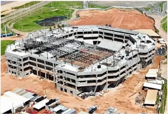 Vista aérea da obra da Arena Balbinão com estrutura metálica em execução